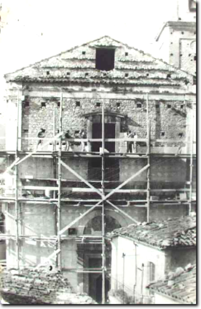 Rifacimento della facciata della chiesa di San Nicola di Bari anno: 1953 - Nella foto si intravedono il mastro Nicola D'Amore e il figlio Tonino